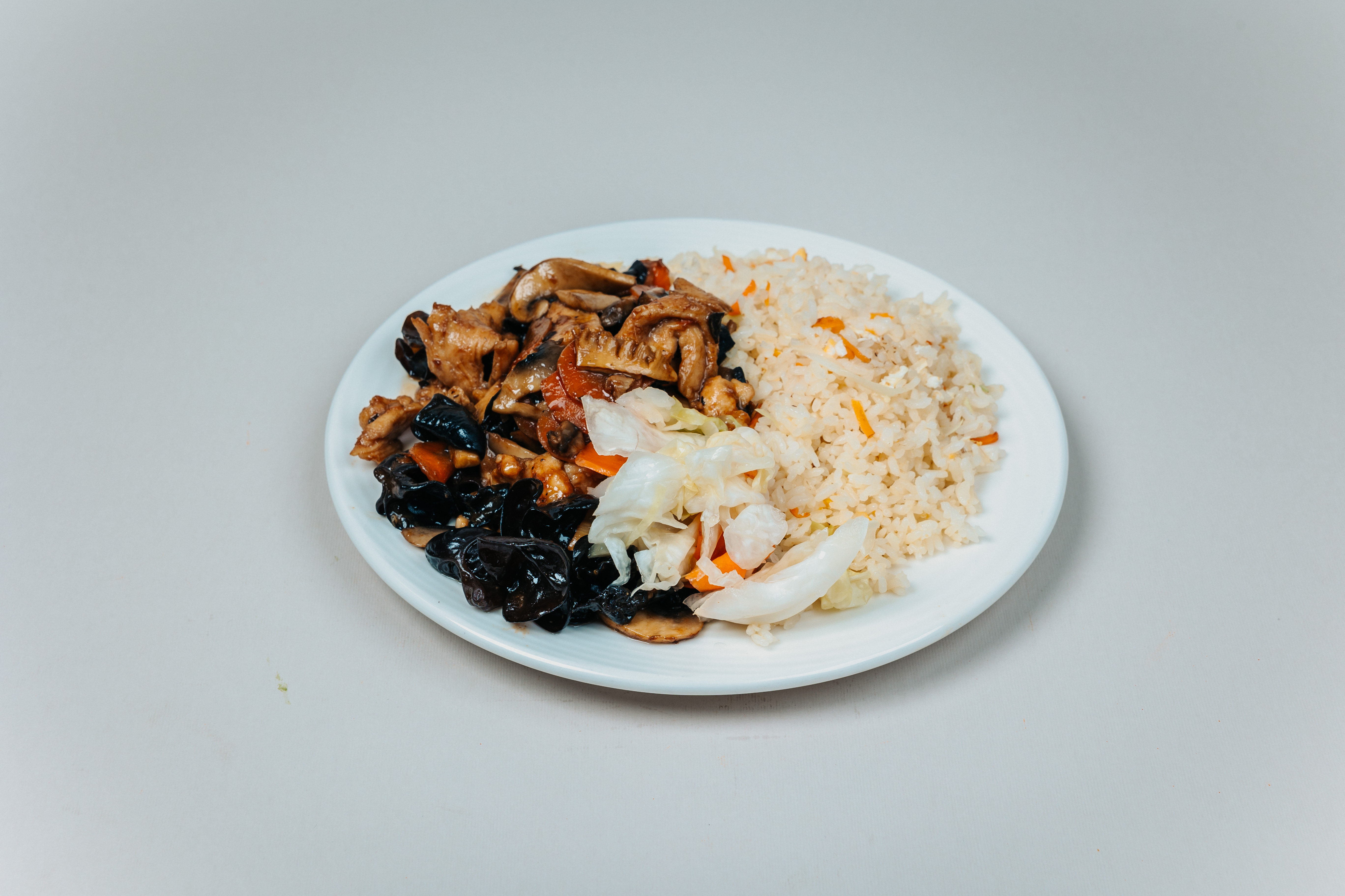 Пиле с бамбук и гъби + ориз със зеленчуци + китайска туршия