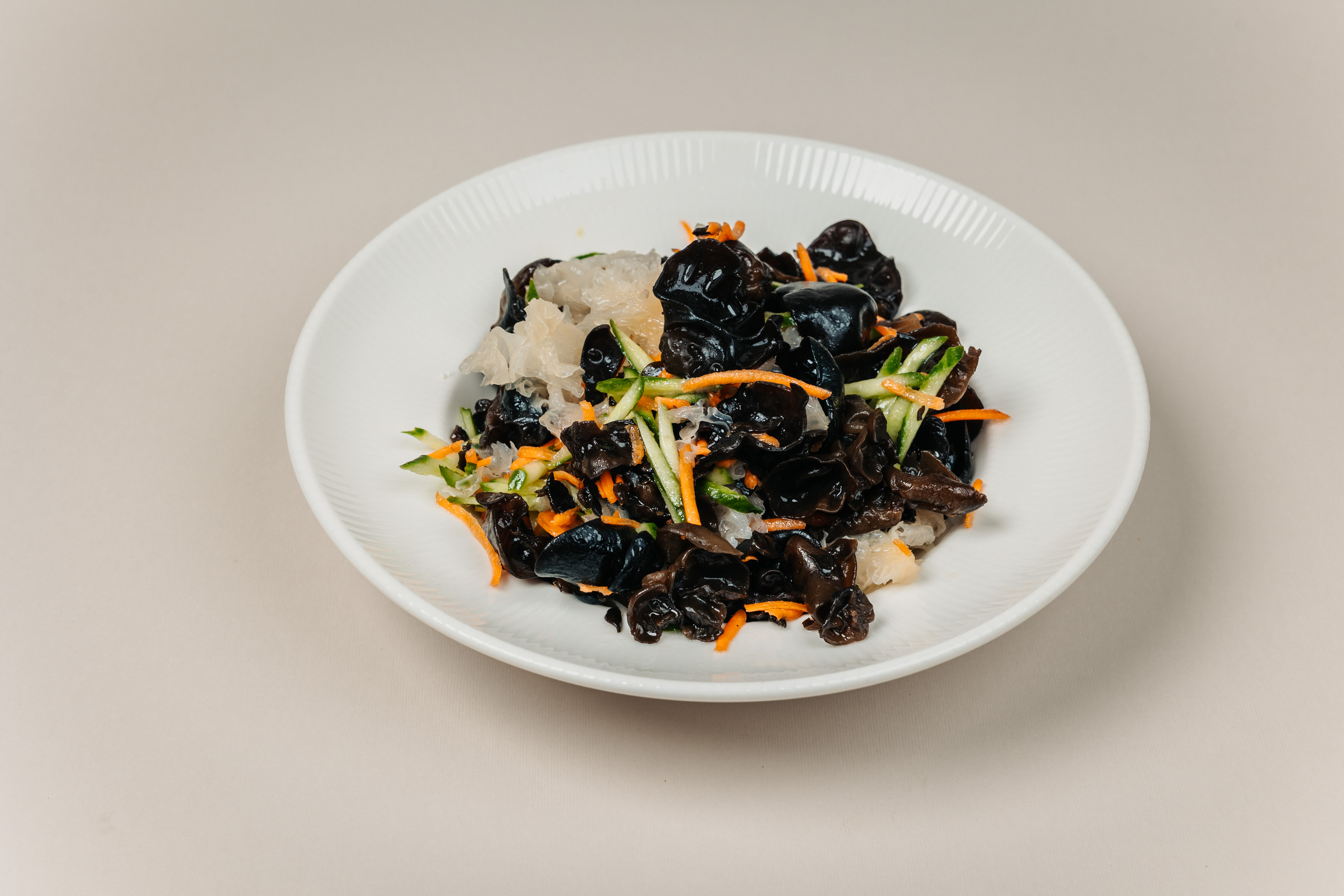 Бели и черни гъби с краставици и моркови 400 гр.